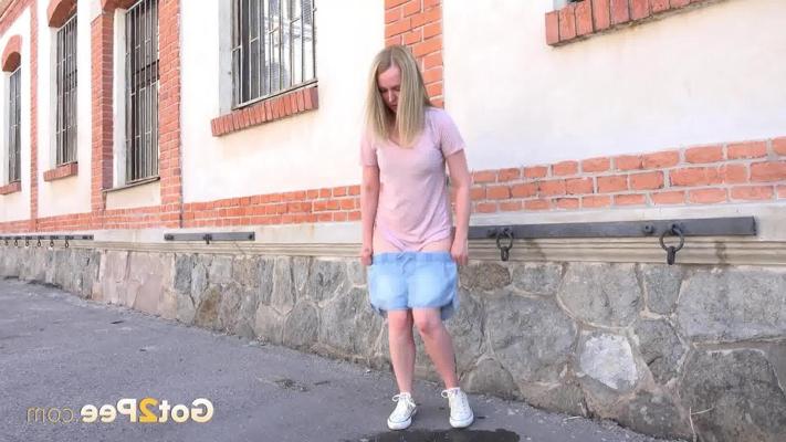 15P Блондинка снимает джинсовые шорты, чтобы пописать за зданием