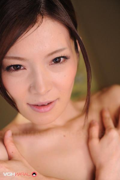 15P Japanese beauty Anna Kirishima gets butt naked during a solo performance