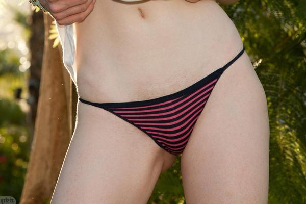 11P La novia adolescente con bonito escote emily archer muestra su gran culo al aire libre