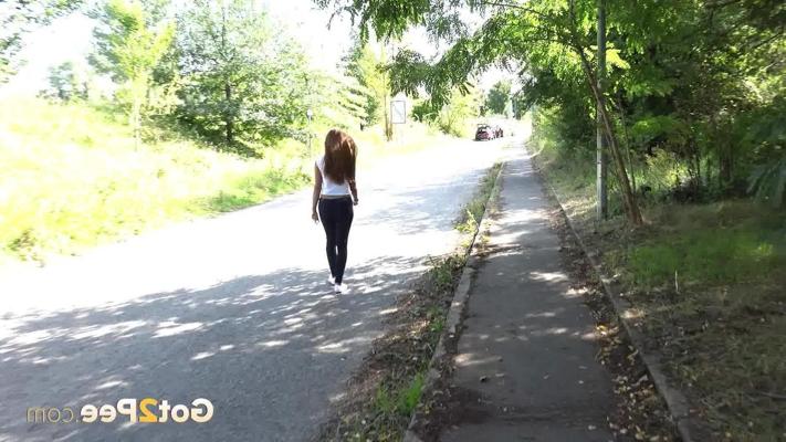 15P 悩みを抱えた女性ルッカが黒いレギンスを下ろして歩道で小便をする