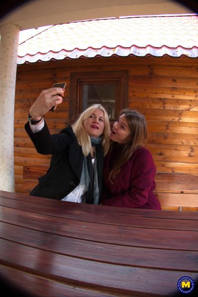 20P Clothed teen amateurs Calina & Renata Fox flirt with each other & take selfies