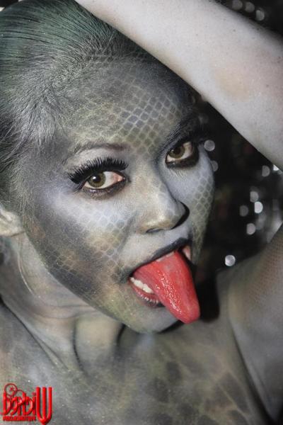 20P Naked babe in high heels Mika Tan shows off her snake-skin body paint