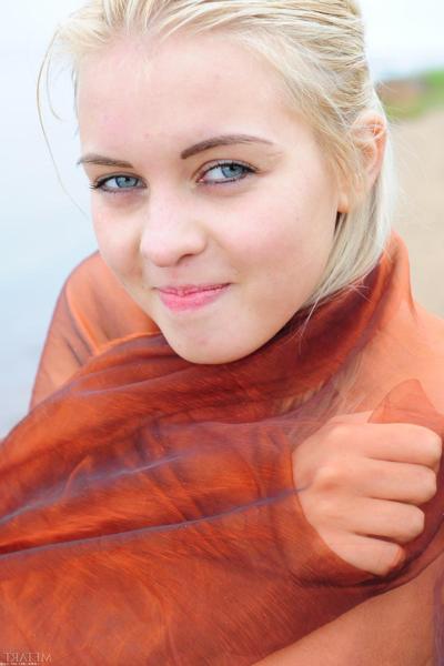 20P Glamorous teen Berry A showing her perfectly shaped tits & bush on the beach