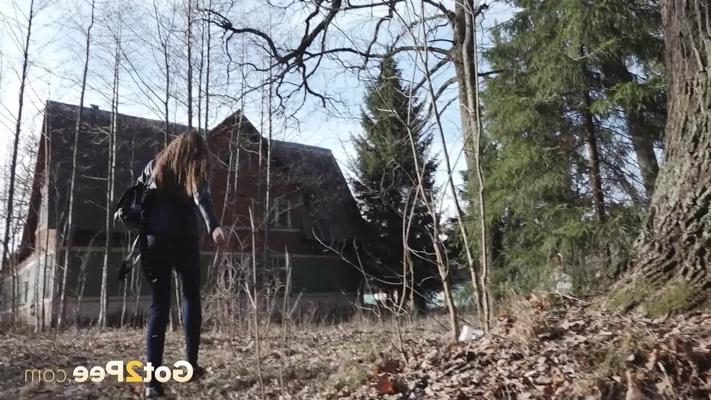 15P White girl Vika Lita pulls down her jeans to piss in front of an old tree