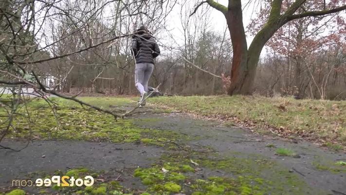 15P White girl Naomi Benet gets caught with her jeans down while pissing outdoors