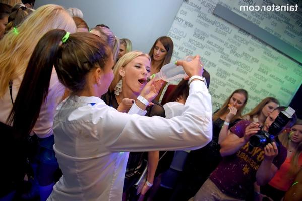 15P Party girls lose their collective minds and suck the male strippers dicks