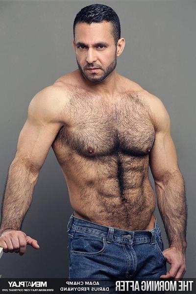 20P O jovem gostoso Darius Ferdynand gosta de sexo anal hardcore com um papai musculoso