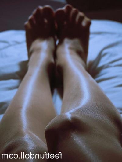 15P Naked babe Lisa Dove shows her sexy legs and her trimmed pussy on her bed