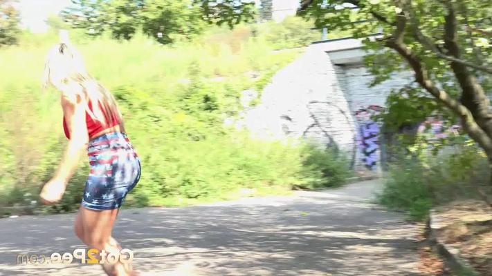 15P Blonde chick Jarushka Ross takes a piss alongside a rural roadway