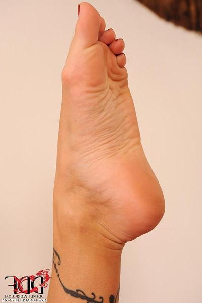 16P Leggy tattoo model with big natural tits freeing sexy barefeet from heels