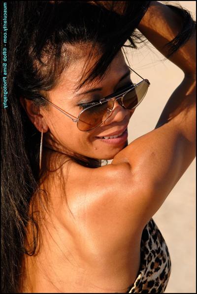 15P Hot bodybuilder Alma Villanueva hits upon great non-nude poses in a desert
