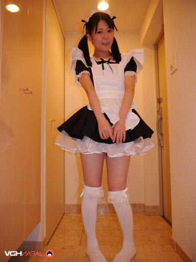 15P かわいい日本人メイドの荒木まいが個展中にハゲマンコを露出