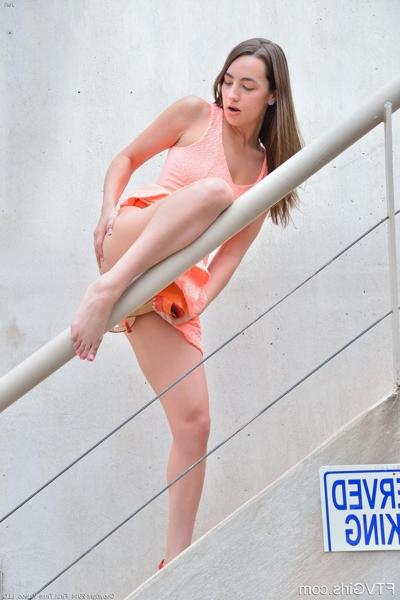 16P Nice teen girl stretches out her pussy after no panty upskirt in public