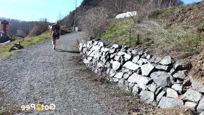 15P クリッシー・フォックスは田舎で散歩中に小便をする
