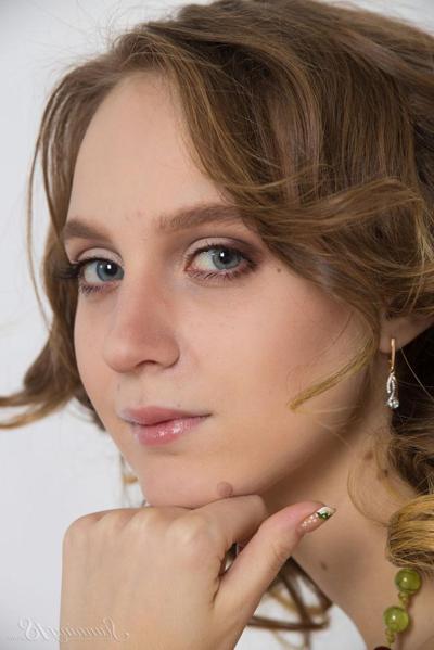 16P 18 year old girl Angela confidently models in the nude all by herself