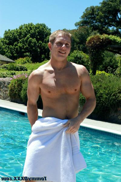 20P El amateur caliente tommy d muestra su cuerpo atlético desnudo y su polla dura
