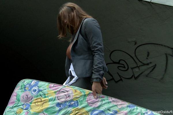 20P セクシーな制服を着た魅力的な熟女が公共の場で手錠をかけられる