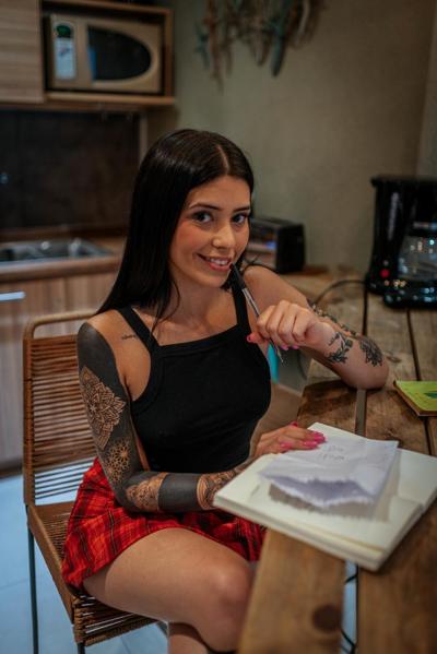 14P A morena sexy Mili Pie mostra uma saia levantada enquanto brinca com minissaias