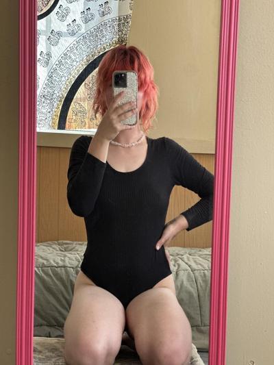 13P Cute OnlyFans girl with a nose piercing Abby shows her big booty in a solo