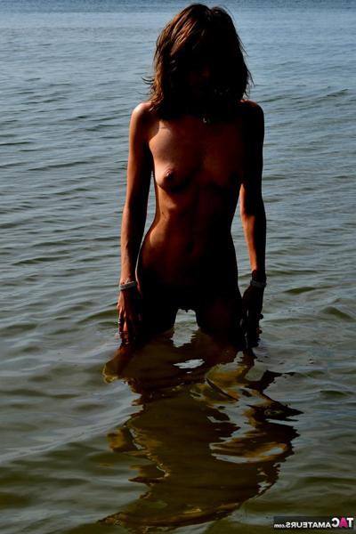 20P Slim girl leaves her high heels and swimsuit on a beach to go naked in the sea
