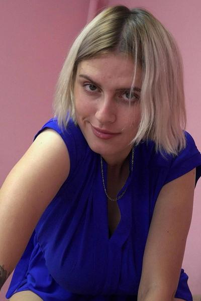 20P Ukrainian college girl Tina Ray bends over a guy and blows his boner