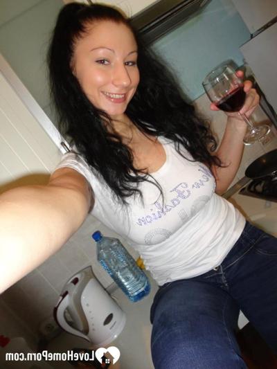 20P Amateur girlfriend with saggy tits takes sexy selfies at her home
