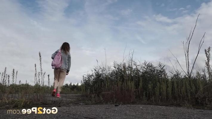 15P White girl Rita pulls down her sweats to take a pee next to some long weeds