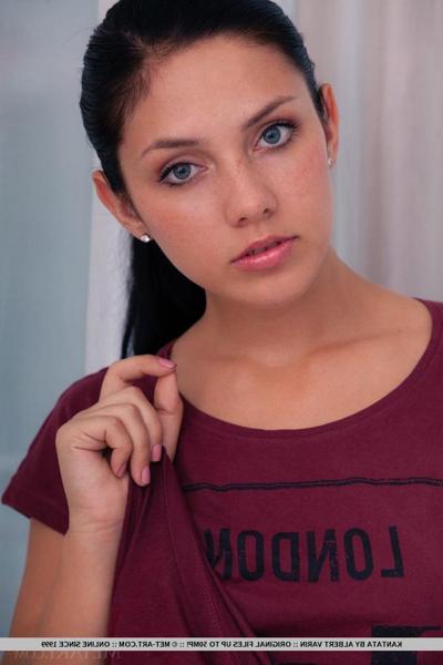 18P デニムジーンズで小さな十代のおっぱいを明らかにする服を着たブルネットの美女