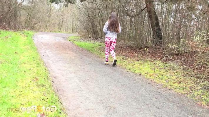 15P Solo girl Valentina Ross pulls down her leggings to take a pee on a rural road