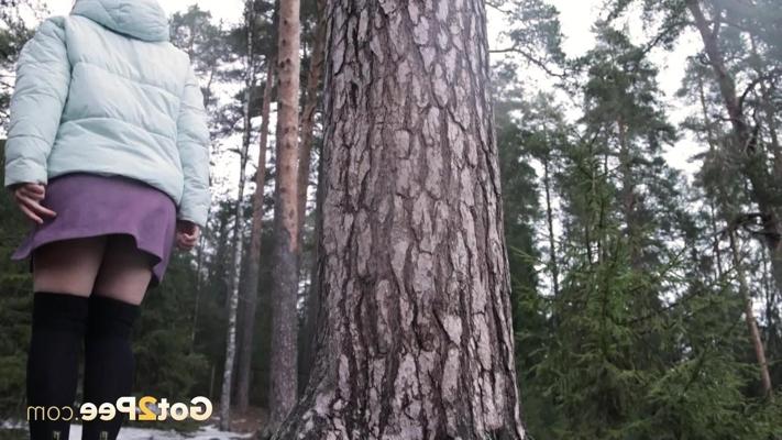 15P Redheaded girl Nikky B takes a badly needed piss up against a tree