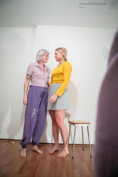 20P Blondes Elin & Maely show off their curves & French kiss while getting dressed