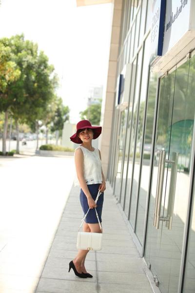 20P Beautiful Asian girls tease in sexy outfits and high heels outdoors