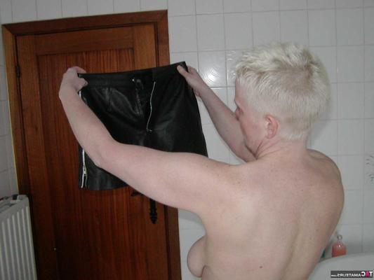 16P Mature lady with short hair Tiffany Pearl sports body paint before showering