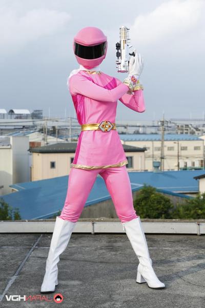 15P Solo model Sentai Brave poses in futuristic clothing on a rooftop