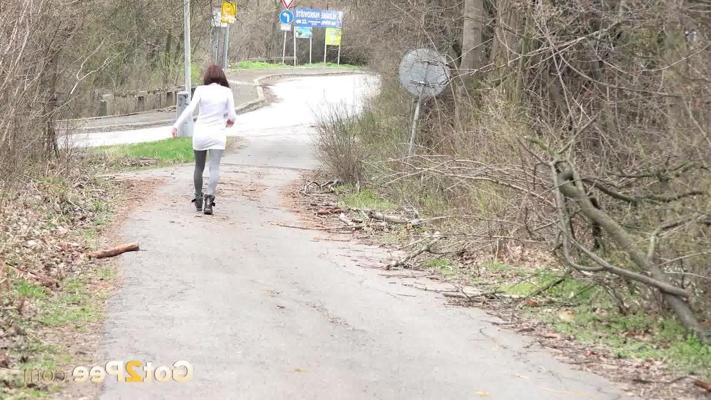 15P Hot girl Victoria Daniels takes a pee on a country road during the day