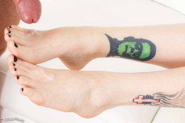 15P Tattooed female Sierra Cure has jizz dumped on her bare feet after fucking