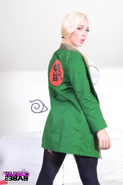 15P British doll Victoria Summers shows her hot cleavage in a cosplay solo