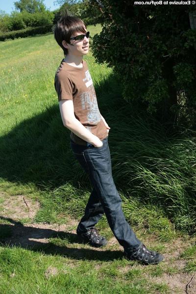 20P Skinny twink Matt Steel jerks his yummy dick until he ejaculates outdoors