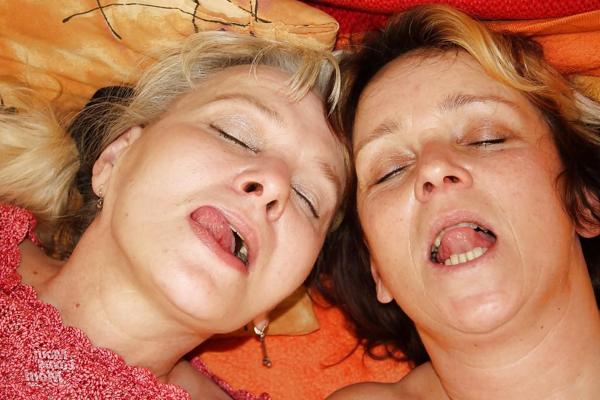16P Mature lesbians with hairy twats playing with a double-side dildo
