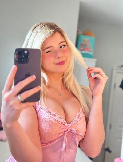 10P Hot amateur teen Yumi Bumsy posing in her sexy pink lingerie in a solo