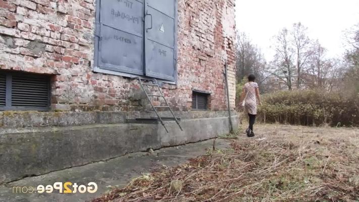 15P Nice girl pulls down black tights for quick pee behind a building