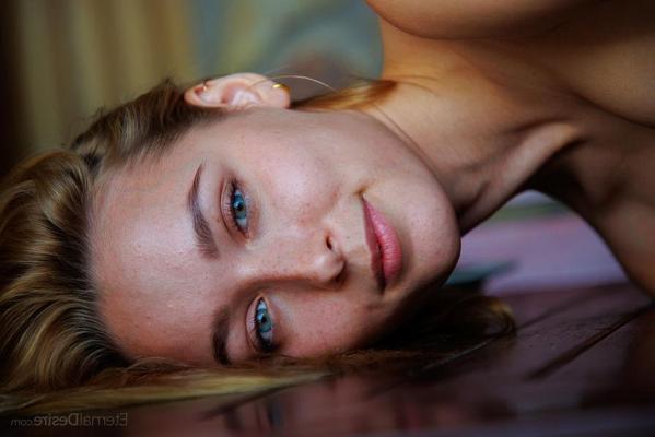 16P Nice teen Kelly Collins gets totally naked on top of a dining table