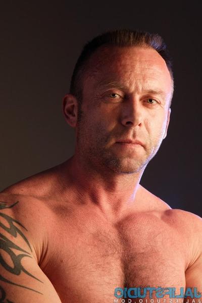 20P Muscular gay daddy Austin Firefox poses naked and teases with his dick