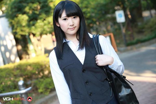 15P Симпатичная японка Юи Ватанабэ дразнит на улице в короткой юбке и на каблуках