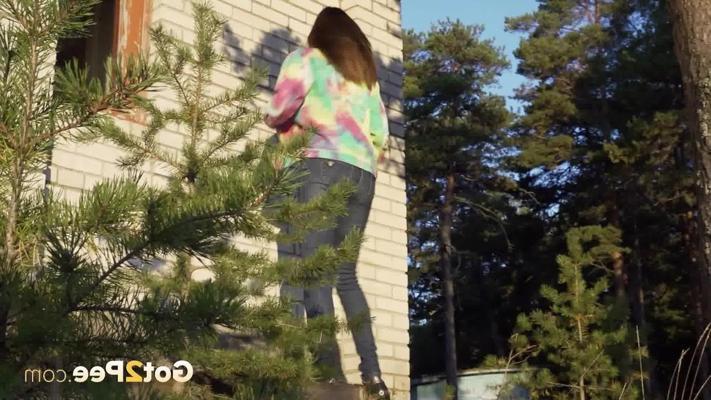 15P Pretty girl Vika Lita pulls down her jeans to pee amid saplings