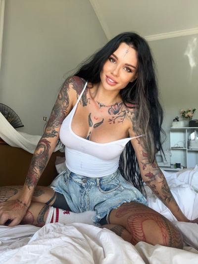12P OnlyFans のふしだらな女サニー フリーがインクのついた体と大きなおっぱいでからかう