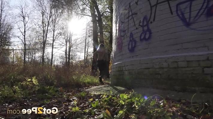 15P White girl Diana takes a badly needed piss behind a bricked structure