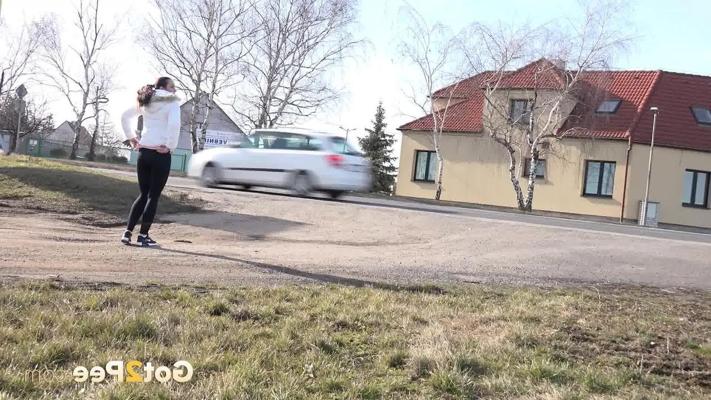 15P 白人少女ヴィンナ・リードが積み上げられた干し草の横でどうしてもおしっこをする