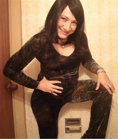 19P Горячий шмель Марица Алехандра обнажает сиськи, дразня в черном нижнем белье