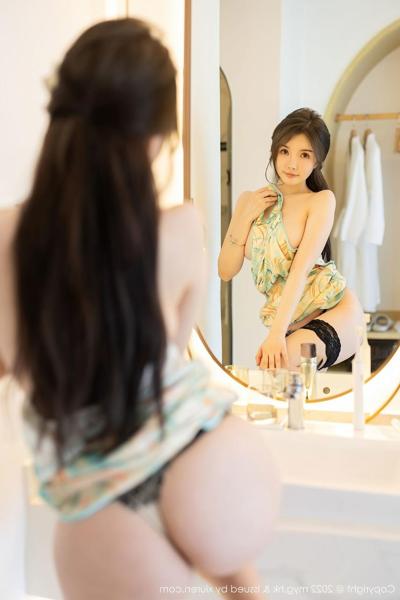 10P Beautiful Chinese girlfriend displaying her big tits & ass in a solo